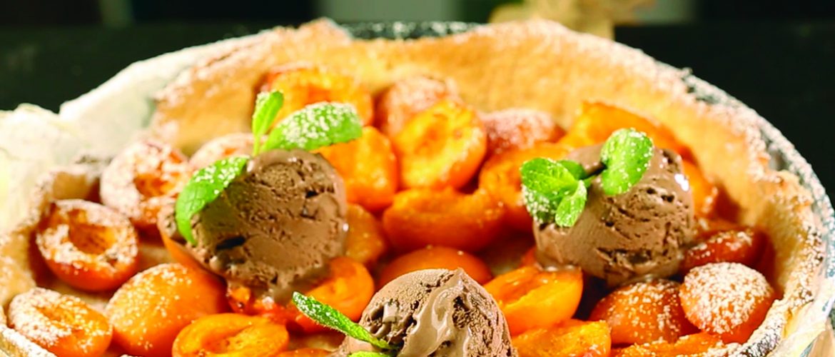 Tartă cu caise și înghețată de ciocolată